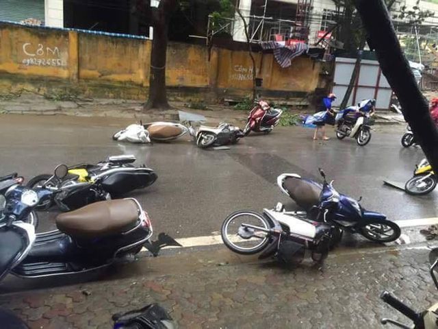 Mưa bão, xe máy hãy tránh xa các tòa nhà cao tầng