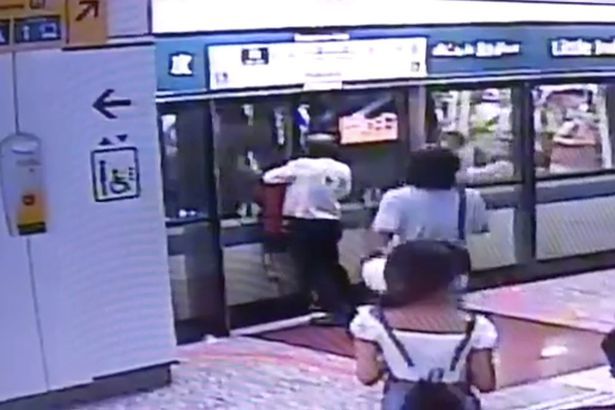 Người phụ nữ mắc kẹt vì cố mở cửa tàu điện ngầm và lý do bất ngờ