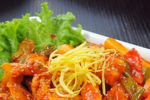 Tự làm tteokbokki ruột bò cay cho ngày nghỉ lễ mưa lạnh