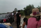 Xe taxi lao xuống cầu ở Thanh Hóa, tài xế và 1 người mất tích
