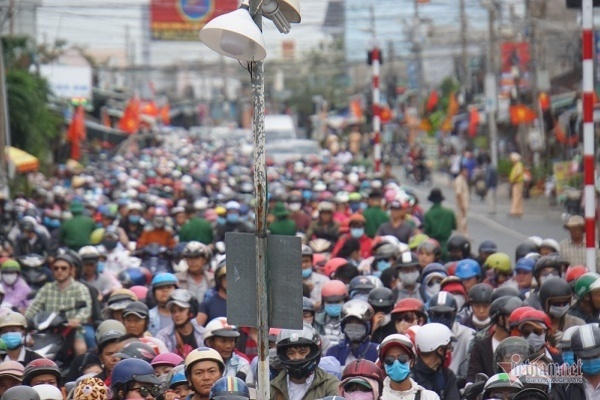 Phà Cát Lái quá tải, nghìn người vật vã trở lại Sài Gòn sau lễ