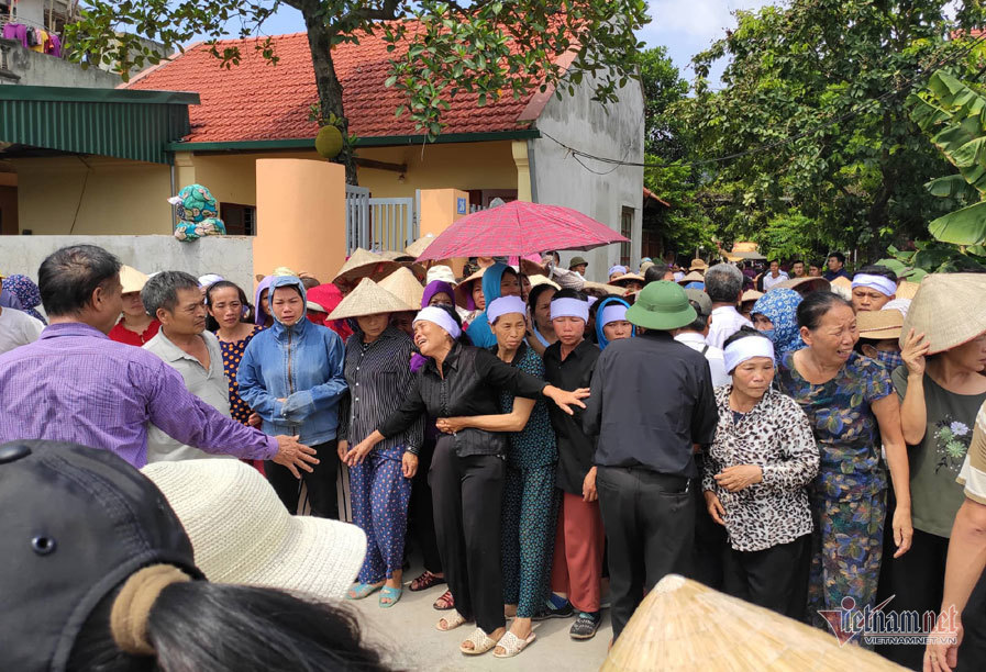 Hàng trăm người khóc nghẹn đưa tiễn vợ chồng bị truy sát ở Đan Phượng