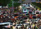 Sài Gòn kẹt xe giữa đêm sau màn pháo hoa 15 phút