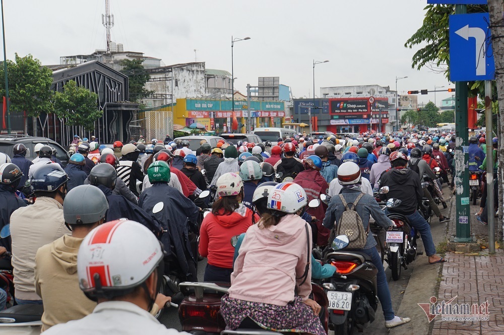 Chôn chân hàng giờ trên đường Sài Gòn ngày đầu đi làm sau nghỉ lễ
