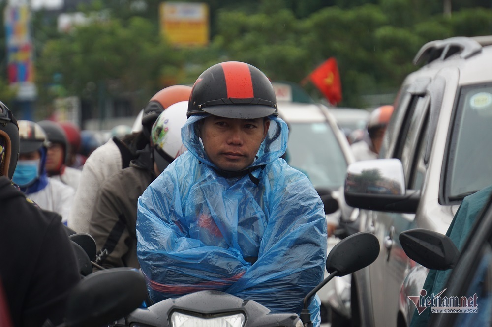 Chôn chân hàng giờ trên đường Sài Gòn ngày đầu đi làm sau nghỉ lễ