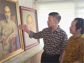 Artist and 2,000 portraits of President Ho Chi Minh