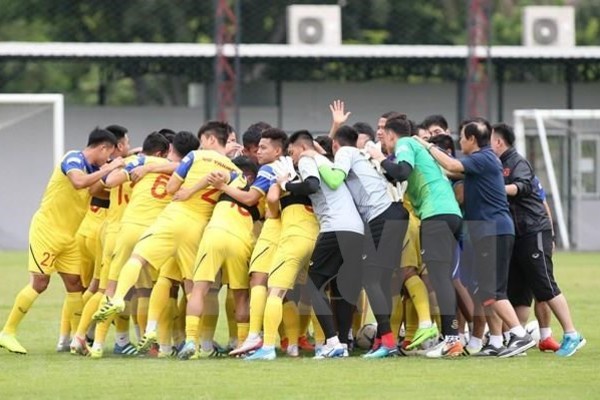 PM shows supports for players before World Cup qualifier in Thailand