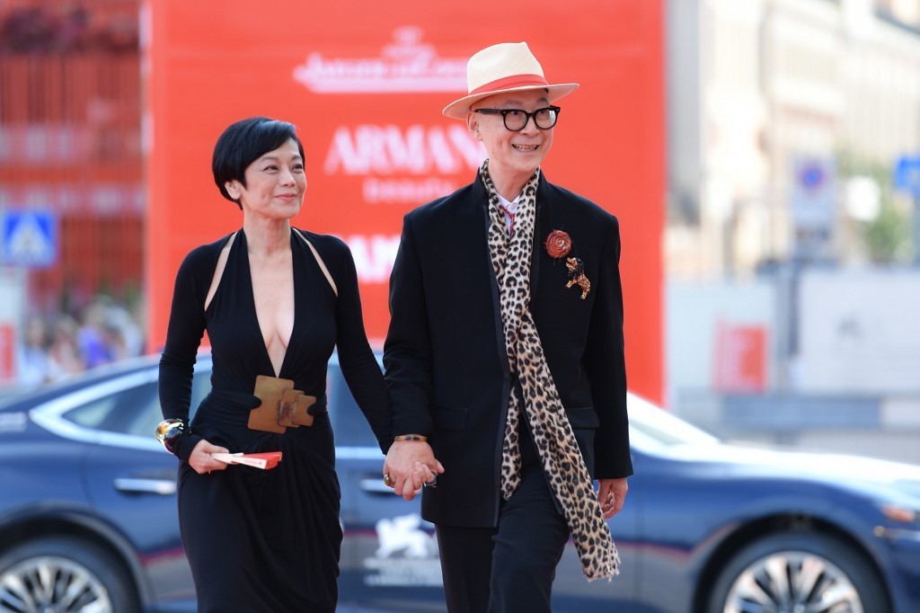 Nữ diễn viên Trung Quốc 66 tuổi vẫn diện đầm khoét ngực sâu tại LHP Venice