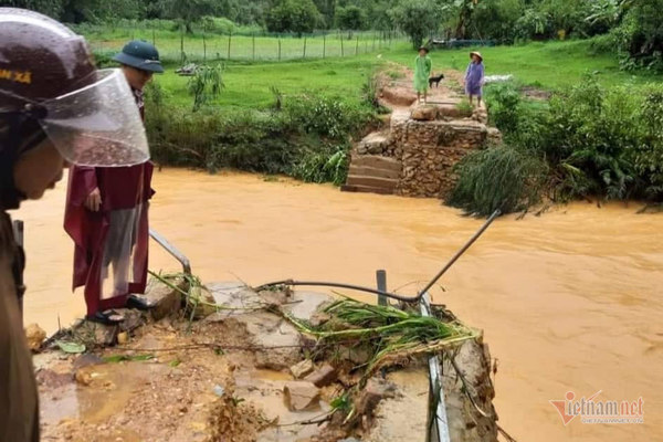 Mưa lũ ùn ùn ở Hà Tĩnh, 8 người hái lá nón kẹt trong rừng sâu