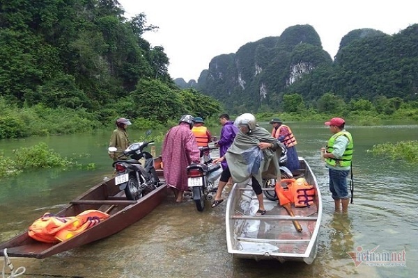 Điều ca nô đưa 2 sản phụ chuyển dạ trong lũ đến bệnh viện