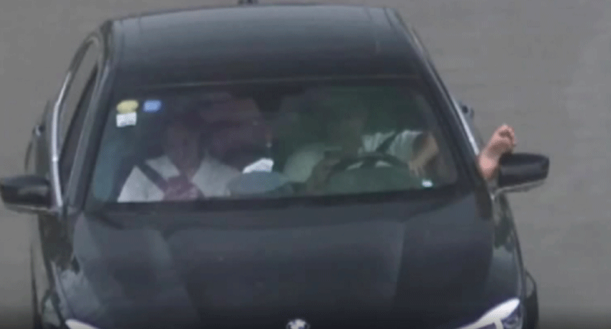 Thò chân qua cửa sổ khi lái xe, tài xế bị phạt