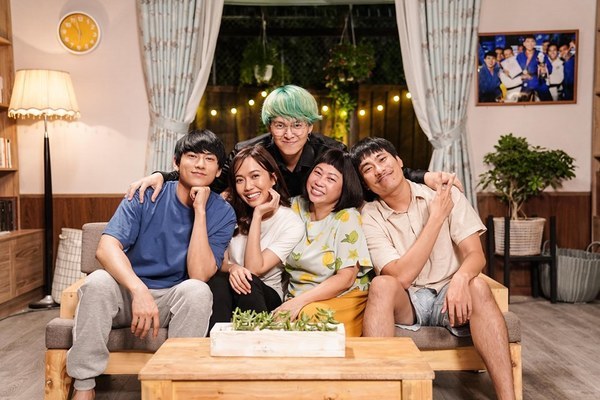 Kiều Minh Tuấn cùng 'Anh Trai Yêu Quái' đi LHP Busan