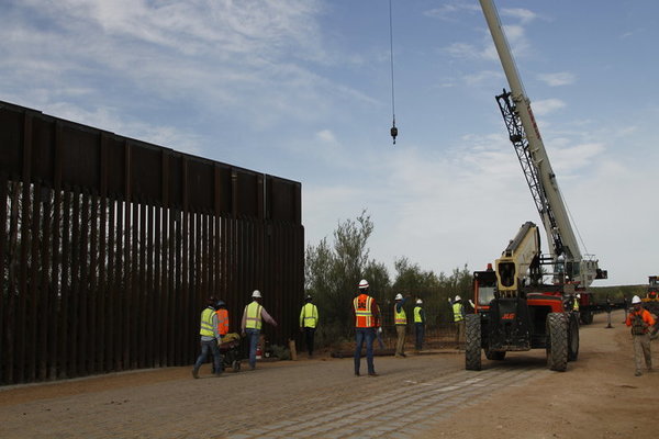 Ông Trump 'khai tử' hàng trăm dự án quân sự lấy tiền xây tường biên giới