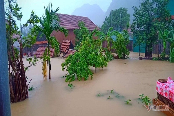 Bé trai 2 tuổi và người phụ nữ đi bắt cá ở Quảng Bình bị lũ cuốn