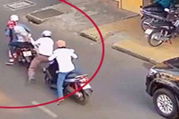 Người phụ nữ bị kề dao vào cổ, cướp xe máy ở vùng ven Sài Gòn