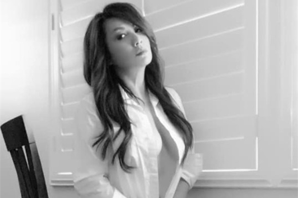 Vợ cũ Bằng Kiều đăng ảnh bán nude đánh dấu tuổi 52