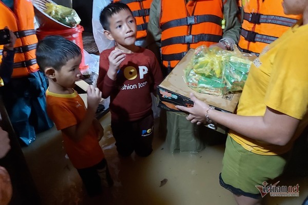 Trẻ em rốn lũ Hà Tĩnh ngấu nghiến ăn lương khô cứu trợ