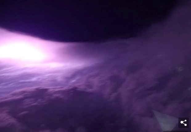 Khoảnh khắc choáng ngợp khi máy bay lao vào mắt siêu bão