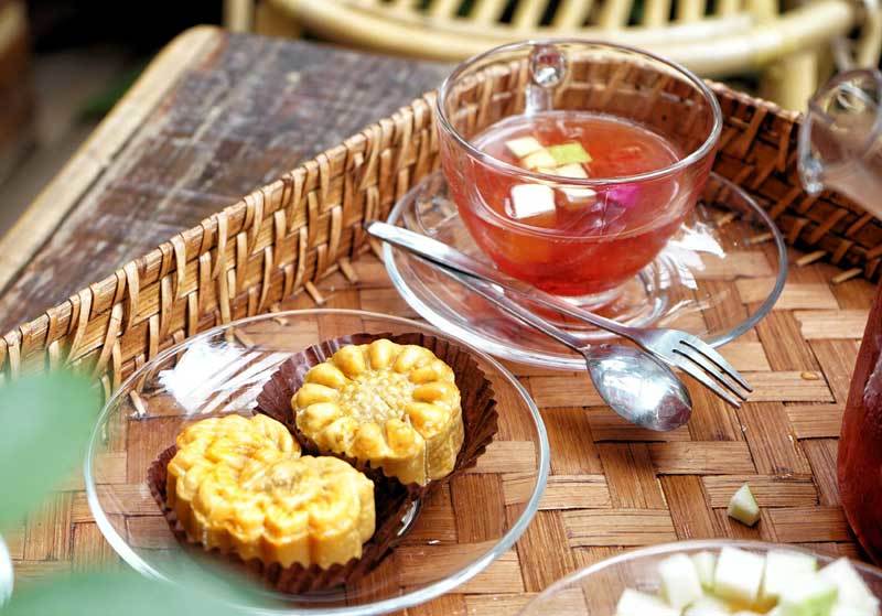 Cafe lạ Hà Nội, bà chủ tự làm 2.000 bánh trung thu tặng khách