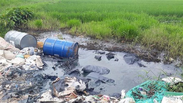 Chemical drums dumped on the side of Thang Long Boulevard