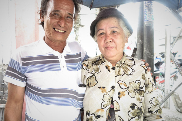 Ăn 5 chiếc bánh xèo, người phụ nữ để lại đứa con 3 tuổi cho chủ quán