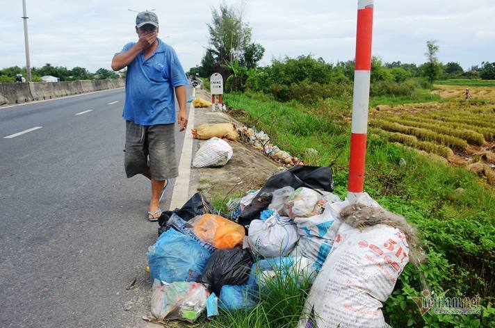 Rác chất đống, bốc mùi nằm ngổn ngang dọc quốc lộ 1A ở Quảng Nam