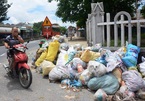 Rác chất đống, bốc mùi nằm ngổn ngang dọc quốc lộ 1A ở Quảng Nam