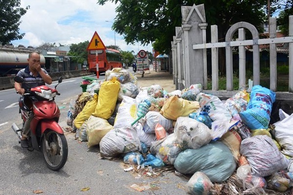 Rác chất đống, bốc mùi nằm ngổn ngang dọc quốc lộ 1A ở Quảng Nam