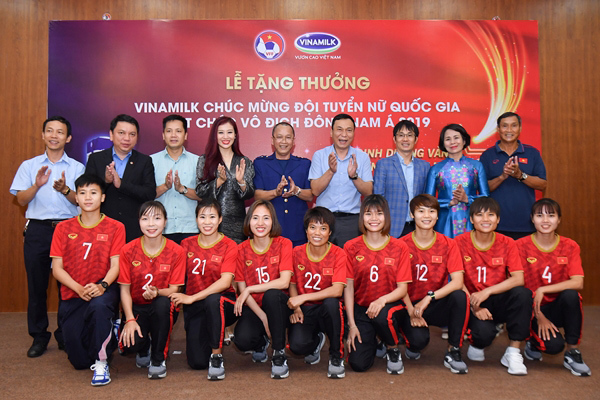 Vinamilk trao thưởng 1 tỷ đồng cho đội tuyển bóng đá nữ Việt Nam