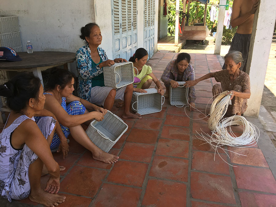 Người mẹ nghèo Tiền Giang nuôi 6 con câm điếc, mù lòa