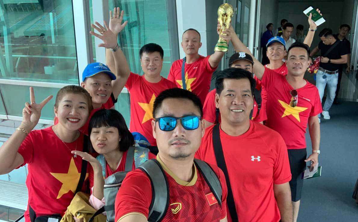 CĐV Việt Nam đổ bộ sang Thái, tuyên bố Việt Nam thắng 2-1