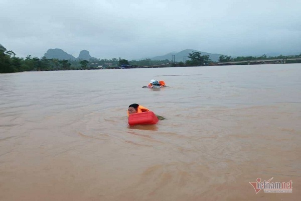 Phó chủ tịch huyện ở Quảng Bình vật lộn giữa dòng nước lũ suốt 1km