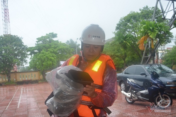 Phó chủ tịch huyện ở Quảng Bình vật lộn giữa dòng nước lũ suốt 1km