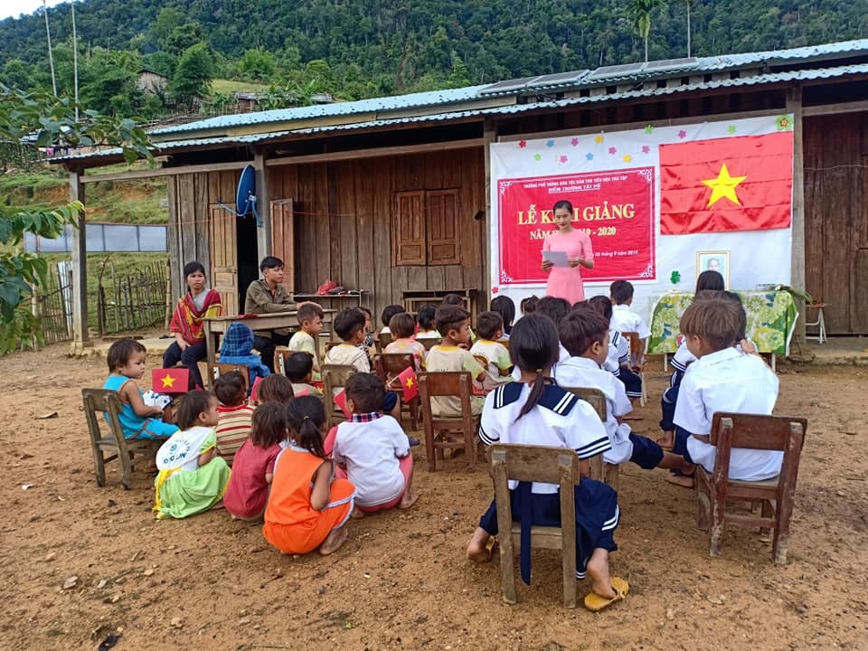Lễ khai giảng giữa núi đồi của 34 học trò và 2 cô giáo trẻ