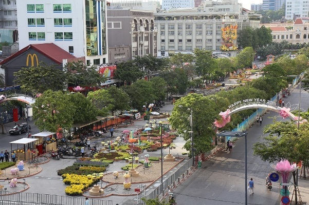 Chấn chỉnh biển quảng cáo tiếng ngoại át tiếng Việt ở trung tâm thành phố