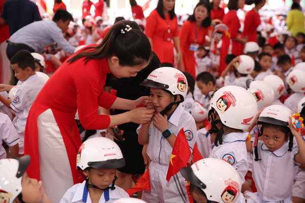 Gần 2 triệu mũ bảo hiểm tặng học sinh lớp 1 trên toàn quốc