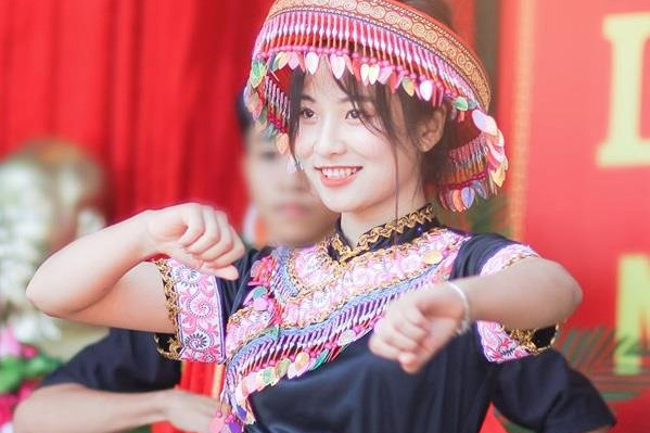 Nữ sinh Thái Nguyên bỗng nổi trên mạng sau bài múa ở lễ khai giảng