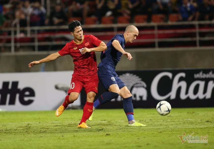 Tuyển Việt Nam hòa nghẹt thở trên sân Thái Lan