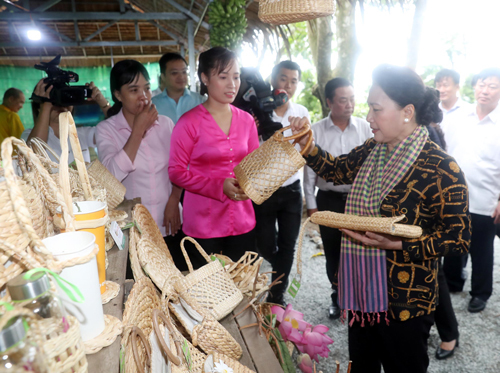 Chủ tịch QH Nguyễn Thị Kim Ngân đổ bánh xèo đãi bà con Đồng Tháp