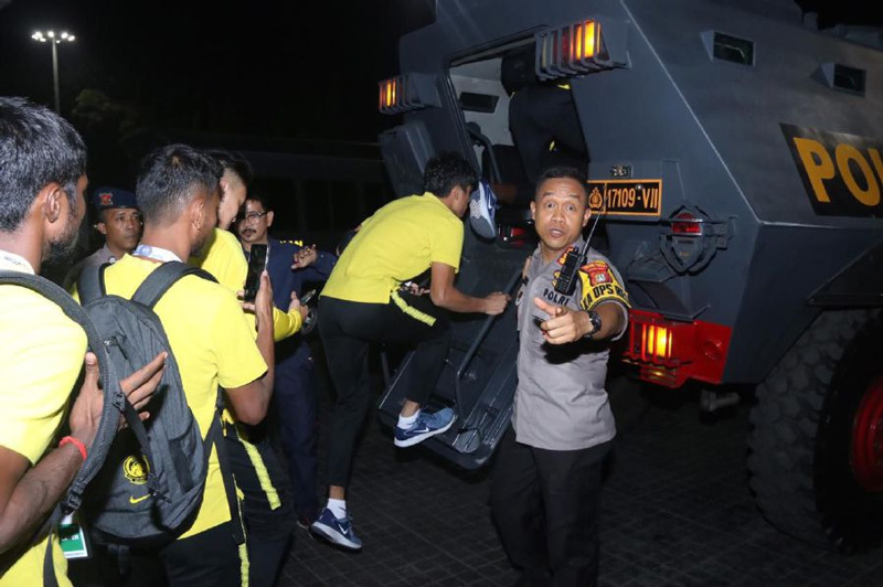 Cầu thủ Malaysia rời 'chảo lửa' Bung Karno bằng xe bọc thép