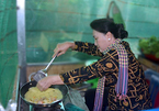 Chủ tịch QH Nguyễn Thị Kim Ngân đổ bánh xèo đãi bà con Đồng Tháp
