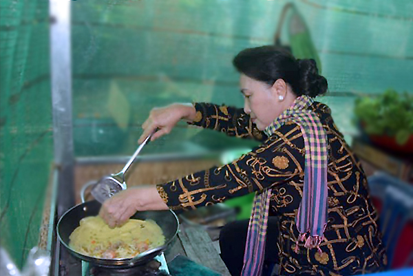 Chủ tịch QH Nguyễn Thị Kim Ngân đổ bánh xèo đãi bà con Đồng Tháp