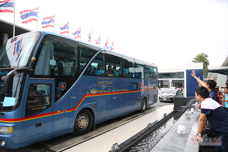 Đặng Văn Lâm ôm chặt Văn Hậu, bịn rịn chia tay tuyển Việt Nam