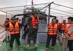 4 ngư dân Nghệ An trôi dạt 25 giờ trên biển được cứu