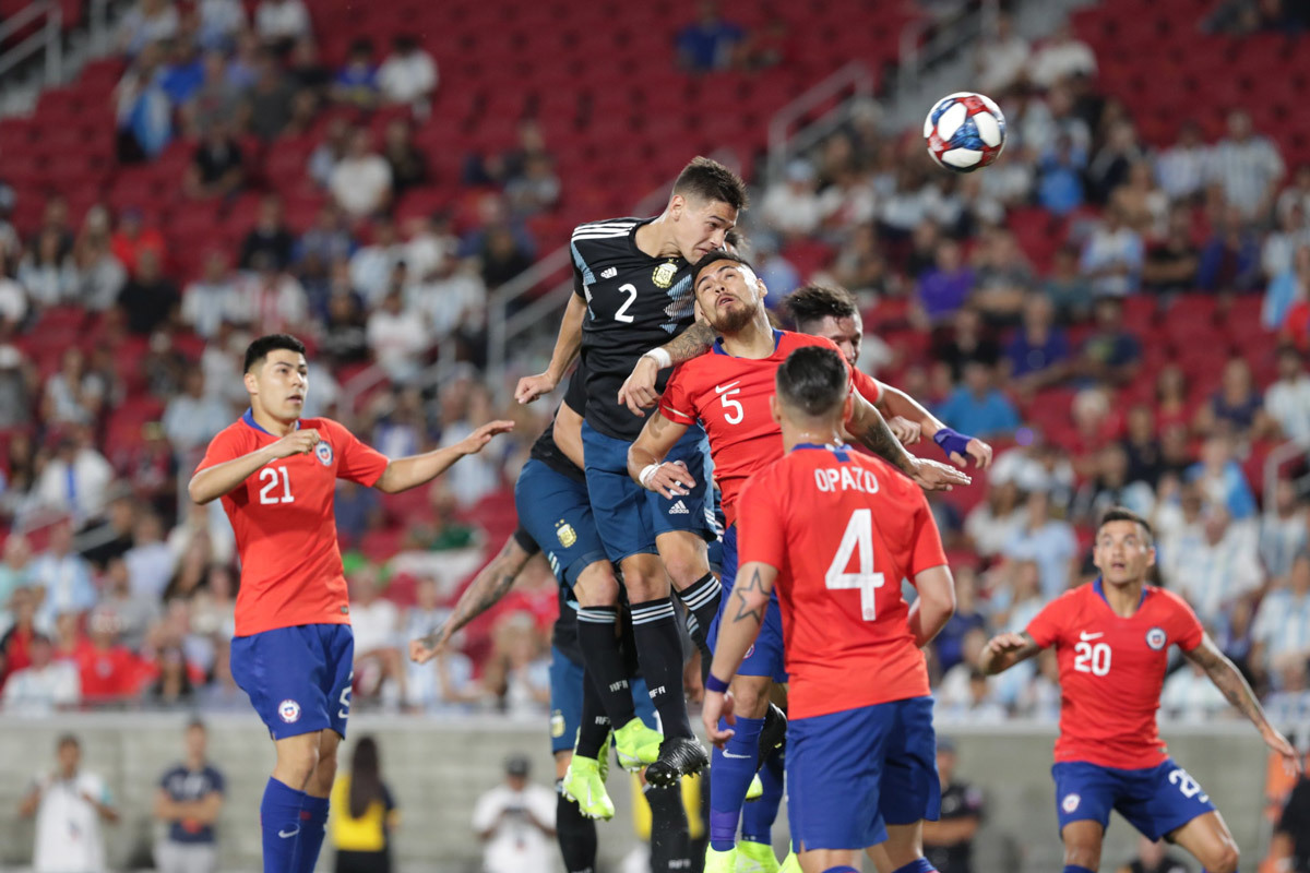 Vắng Messi, Argentina hòa Chile trong trận cầu bạo lực