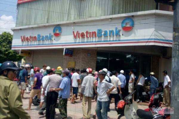 Phút bảo vệ khống chế tên cướp ngân hàng VietinBank ở Hà Nội