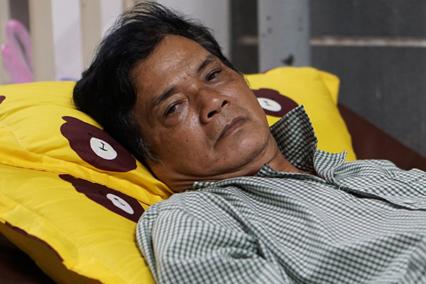 Vợ nghệ sĩ Mai Trần xót xa nhìn chồng nằm hành lang viện chờ phẫu thuật