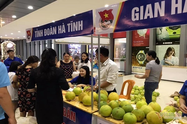 Một ngày bán vạn quả bưởi, cán bộ Hà Tĩnh mướt mồ hôi làm shiper