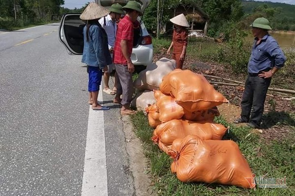Một ngày bán vạn quả bưởi, cán bộ Hà Tĩnh mướt mồ hôi làm shiper