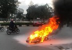 Xe máy trượt hàng chục mét sau tai nạn, bốc cháy ngùn ngụt
